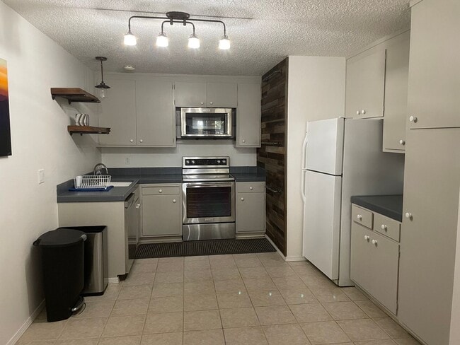 Building Photo - Quiet Corner Unit in Condo Complex
