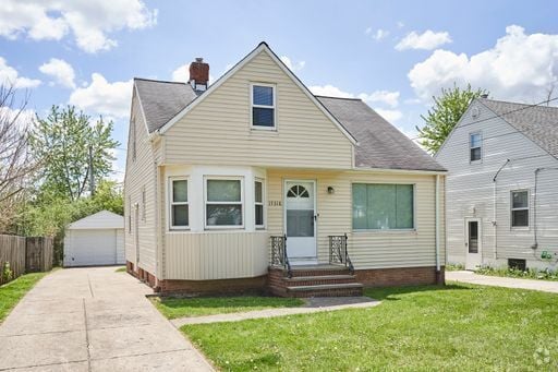 Building Photo - Newly renovated home