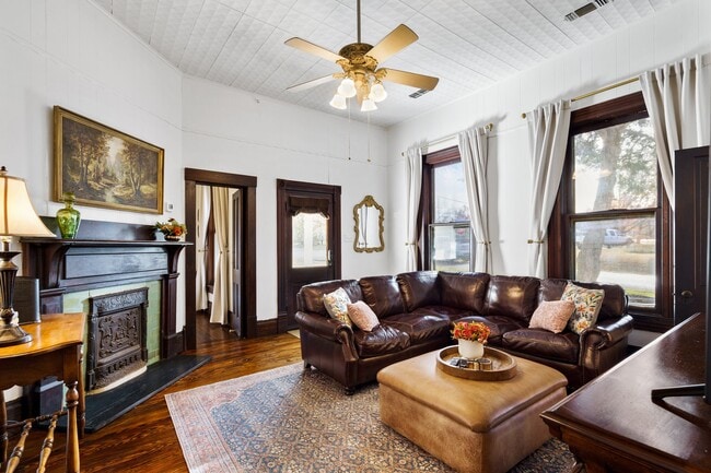 Photo - 676 S Waco St