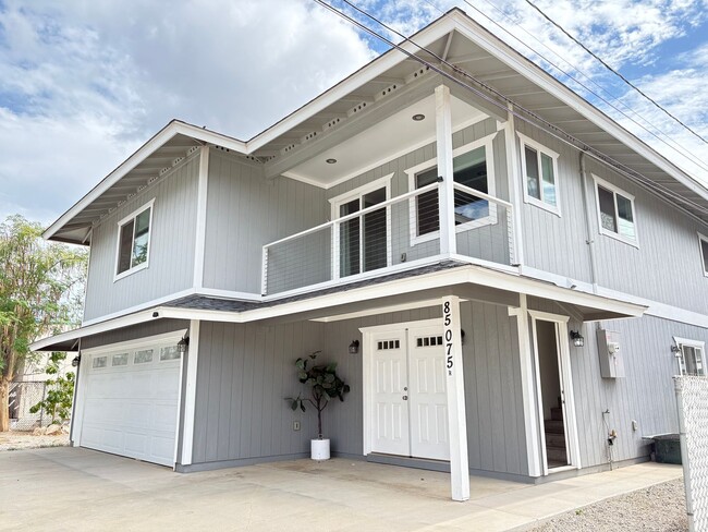 Building Photo - Large 5 Bedroom Home