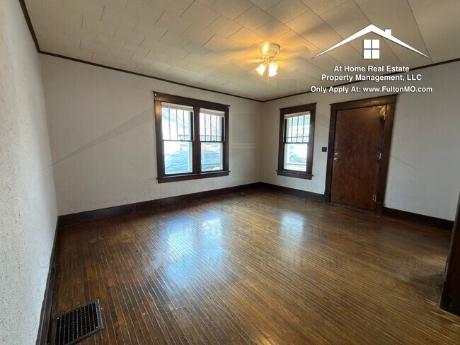 Photo - 302 W 6th St