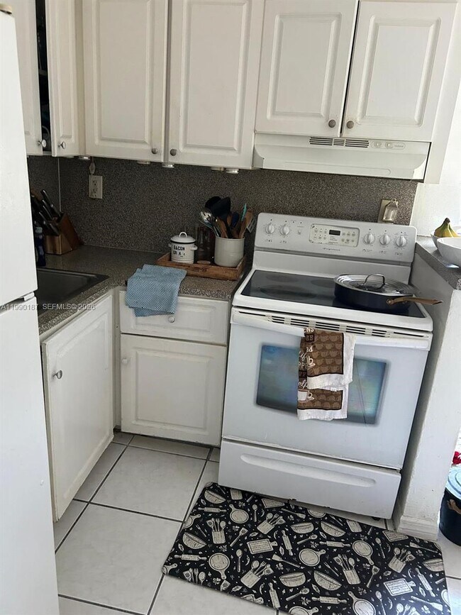 Photo - 11 SW 32nd Ave Unit 4