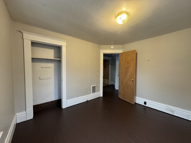 Photo - 557 Clark St