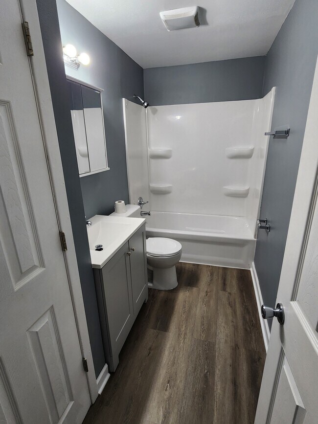 Bathroon - 1803 N 40th Ave Apartments Unit Floor 2