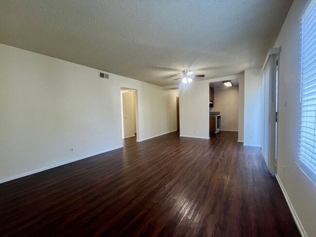 Photo - BELLA APARTMENTS: Beautiful 2 Bed - 2 Bath Unidad 4