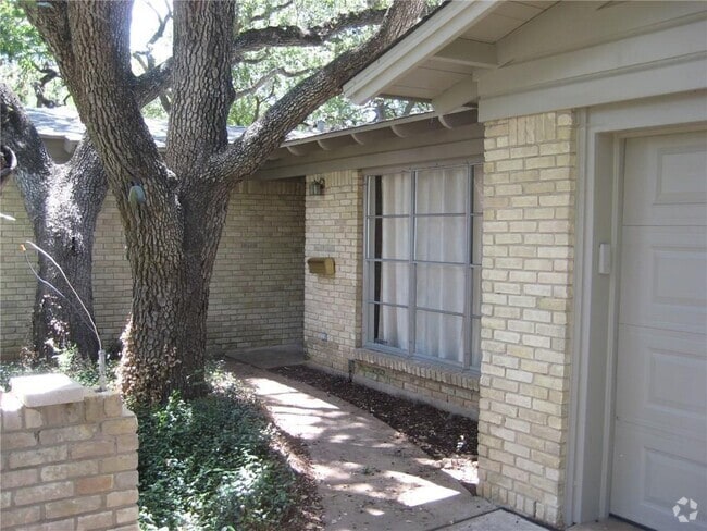 Building Photo - 2007 Oakglen Dr Rental