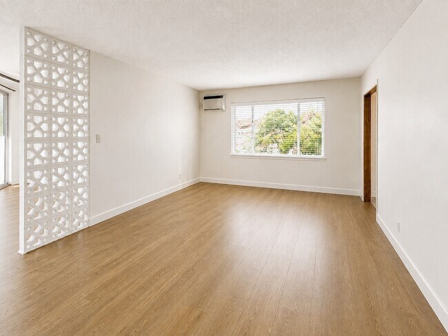 445 E Magnolia Blvd