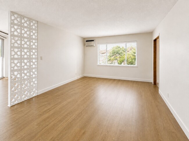 Photo - 445 E Magnolia Blvd
