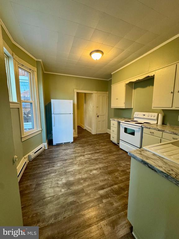 Building Photo - 22 W 5th St Rental