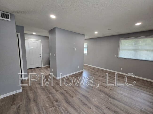 Photo - 109 Ludland Dr