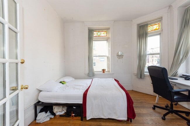 Photo - BU Packards  Corner Large sunny 2 bed NOT A SPLIT Heat hw Inc Mostly occupied by BU students