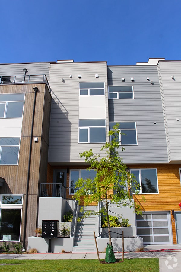 Building Photo - CROWN HILL TOWNHOME W HIGH END FINISHES & ...