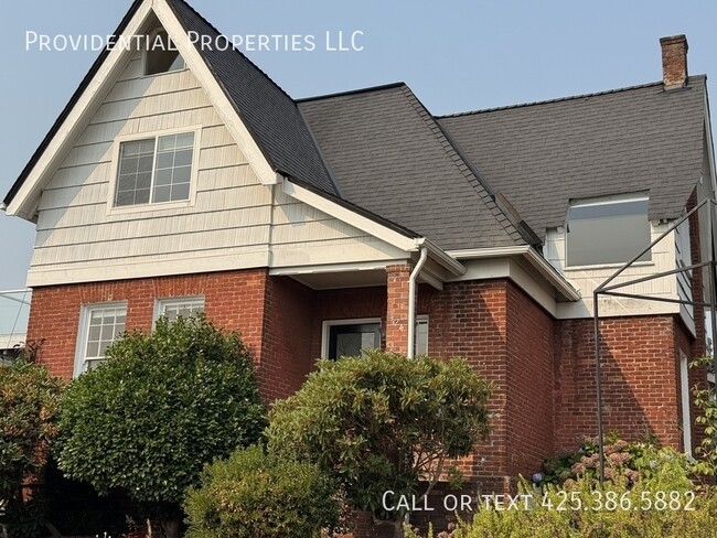 Building Photo - 424 8th Ave W