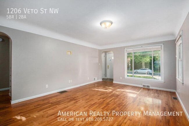 Photo - 1206 Veto St NW
