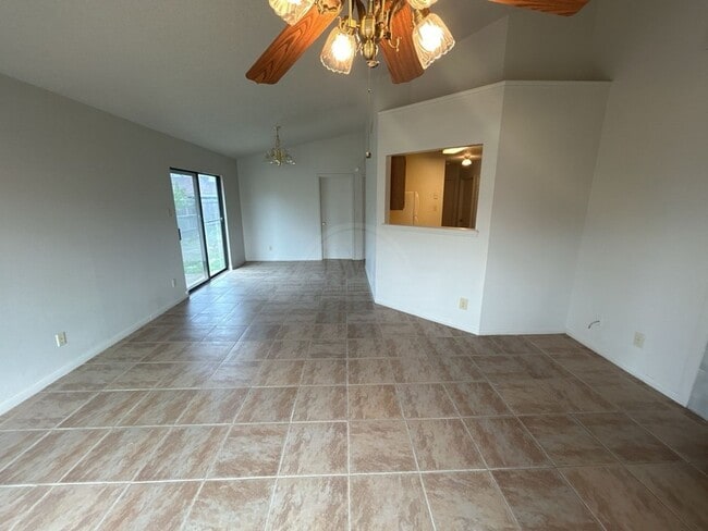Photo - 2503 Hemlock Dr