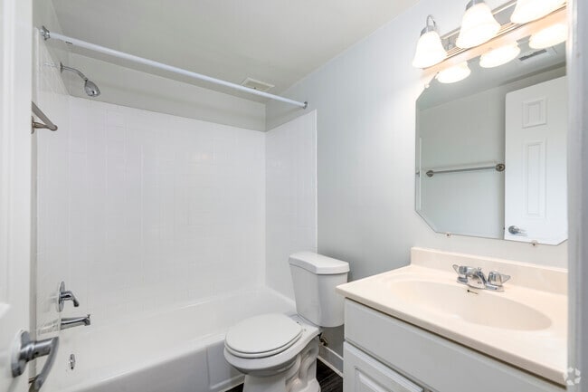 2BR, 1BA – 760SF - Bathroom