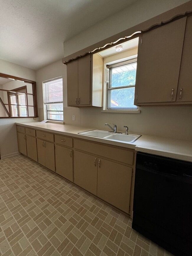 Photo - 4512 NW Cheyenne Ave