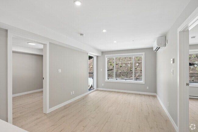 2BR, 2BA - 725SF - Living Room