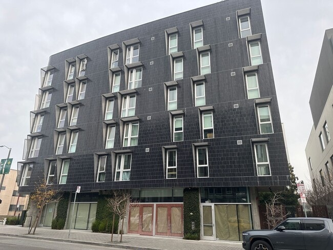 Building Photo - Modern chill studio in Hayes Valley