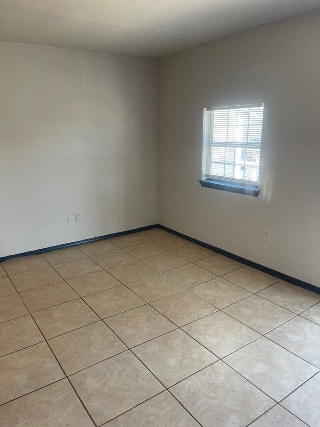 Photo - 1800 N Wayside Dr