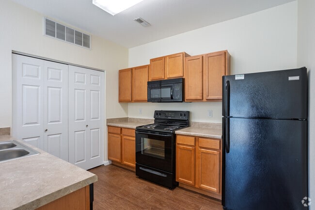 2BR, 2BA - 1033SF - Kitchen