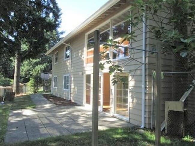 Building Photo - 157th Ave SE (533) Unit #1F