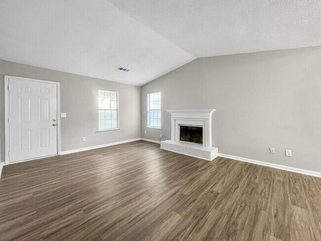 Photo - 2135 Valley Oaks Dr SE