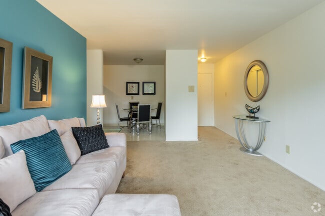2 BR, 1 BA - 870SF