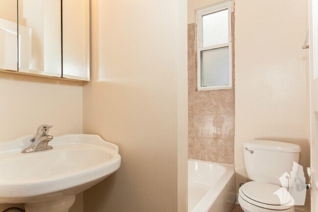 Photo - 3525 N Wilton Ave Unidad 1r