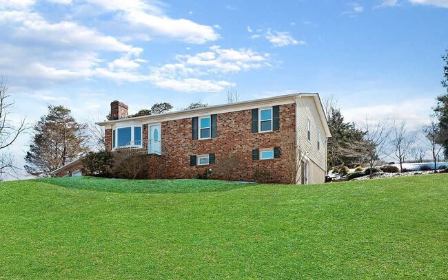 Building Photo - Single Family Home in Established Green Valley community available March 1st!