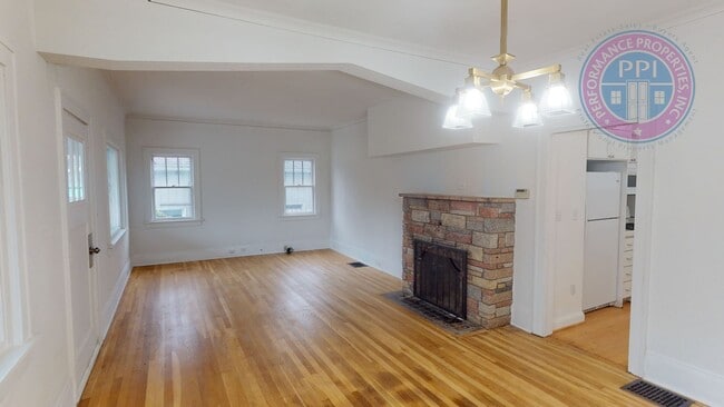 Building Photo - Coveted Old Town Lake Oswego Craftsman | Walk to George Rogers Park, Downtown Dining & Shopping