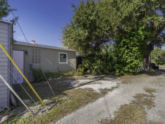 Photo - 2808 Clinton St S