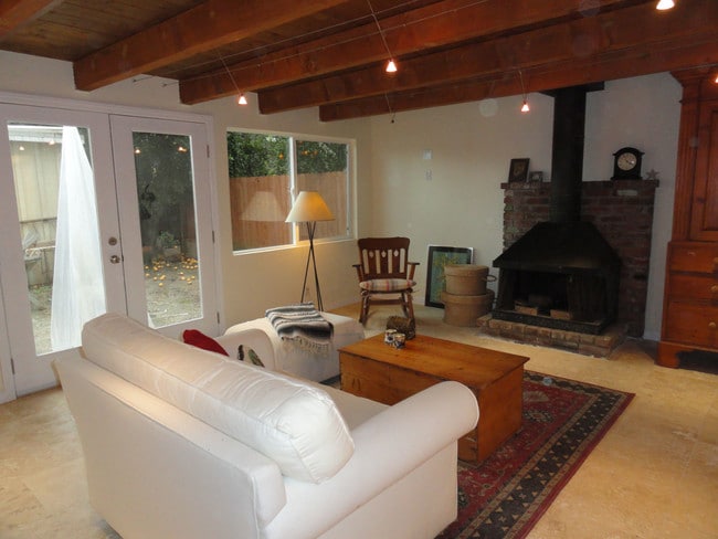 Habitación adicional en el patio trasero - 13902 Calvert St