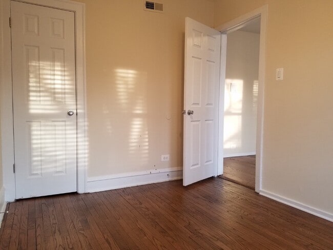 Photo - 829 Dobson St Unit 3