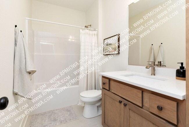 Photo - 440 NW Ashley Cir