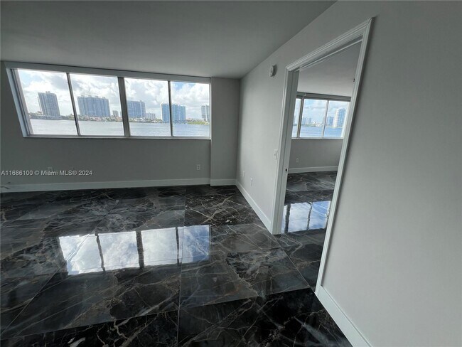 Photo - 18000 N Bay Rd Unidad #204