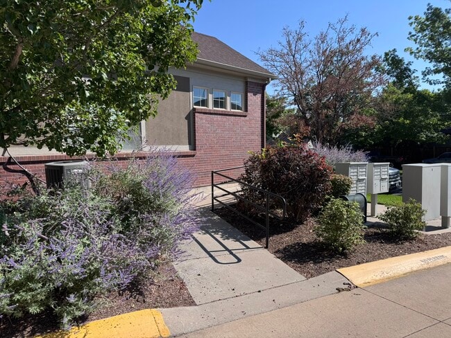 Photo - 725 Roslyn St
