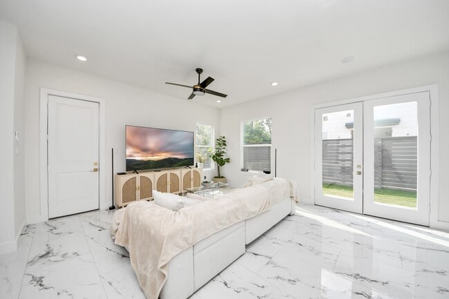 Photo - 6549 Sealey St