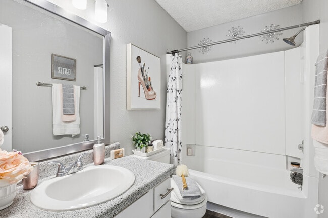 1BR, 1BA - 557SF - Primary Bathroom