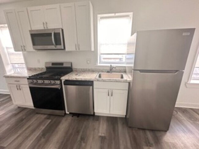 Building Photo - 4931 Walnut St Unit 3FL