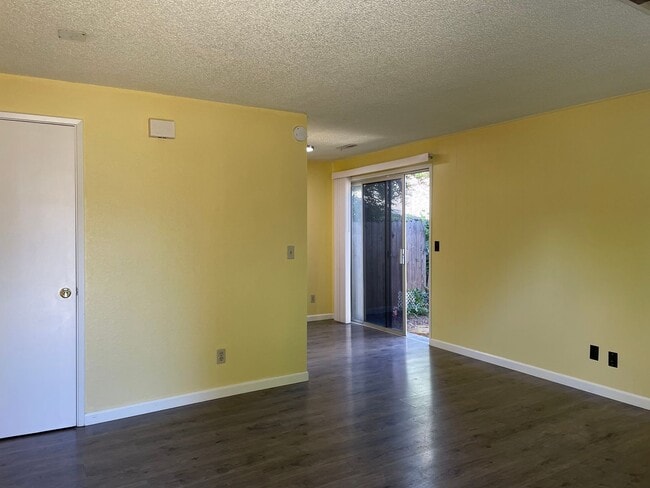 Photo - Great 1 bedroom, 1 bath cottage ~ nice quiet street
