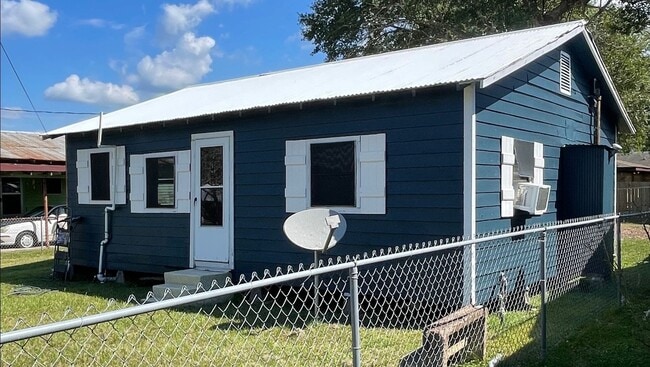 Building Photo - 221 Gustave St