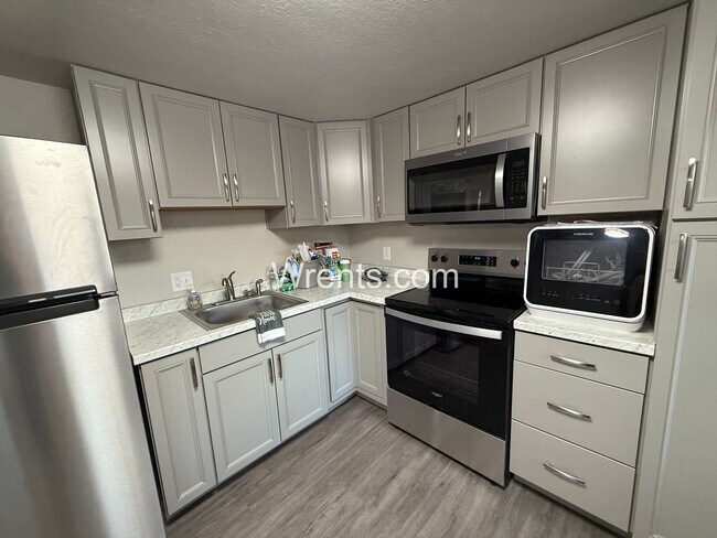 Photo - 6319-6321 N Stevens St