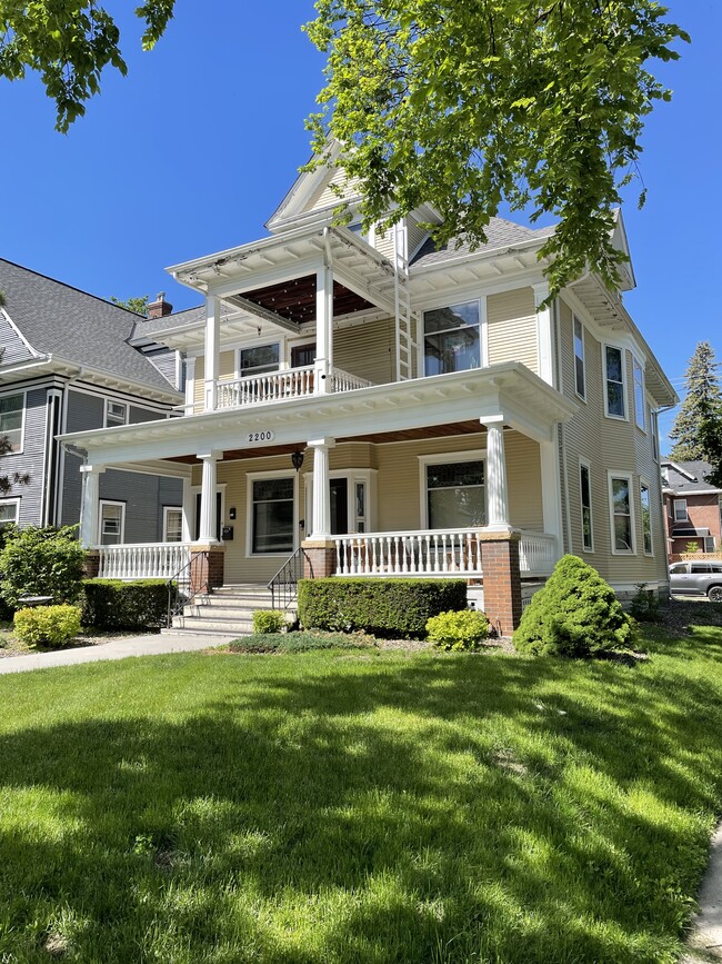 Building Photo - 2200 Girard Ave S Rental