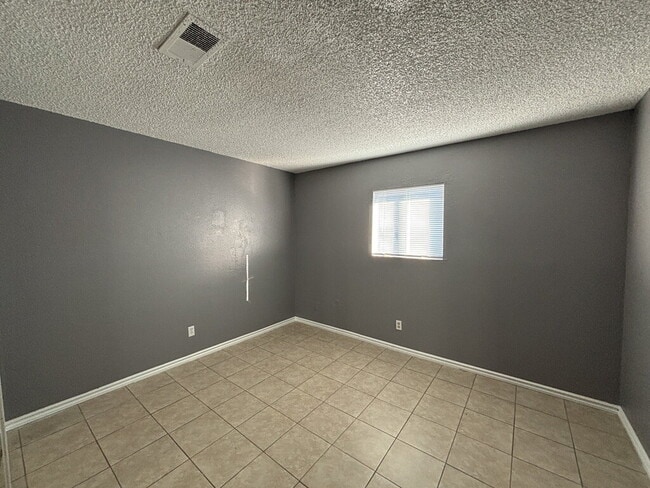 Photo - Charming 2-bedroom, 1-bath upstairs unit located in the Huntridge/Downtown Las Vegas area! Unidad # 4