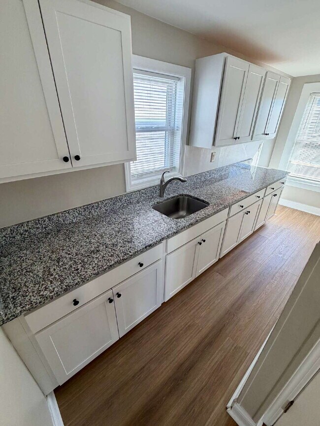 Photo - Bright 3-Bedroom Nashua Rental Near Downtown, Shopping, and Commuter Routes Unidad B