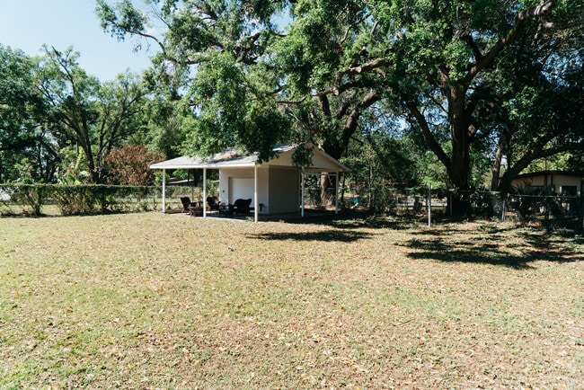 cobertizo de jardín para almacenamiento - 3012 Rogan Rd