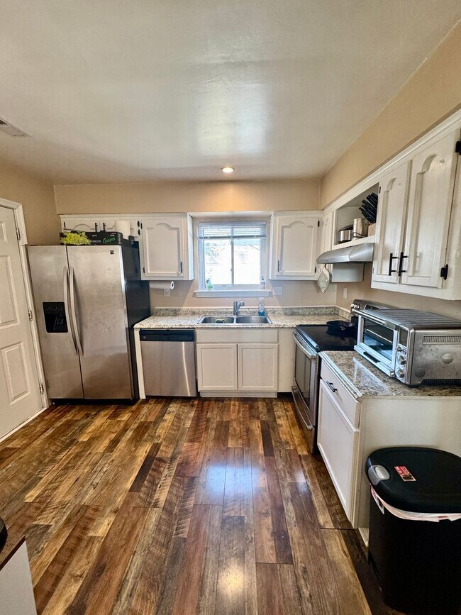 Photo - 3 bed/2 bath home on large corner lot