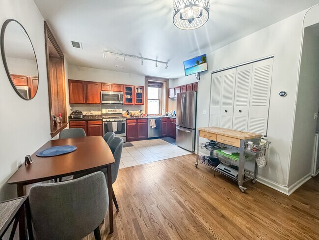 Photo - 559 W Surf St