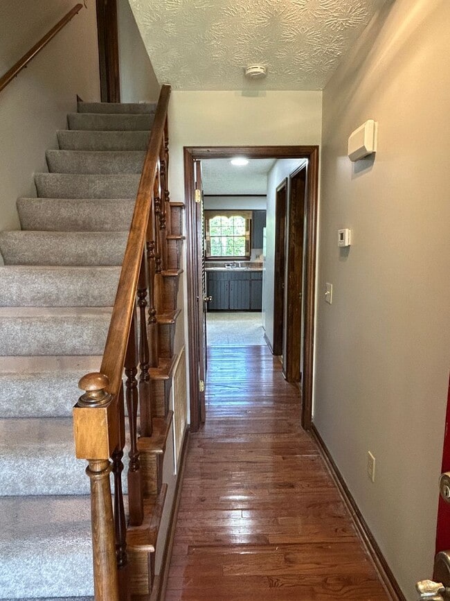 Photo - 504 Stoney Brook Dr SW